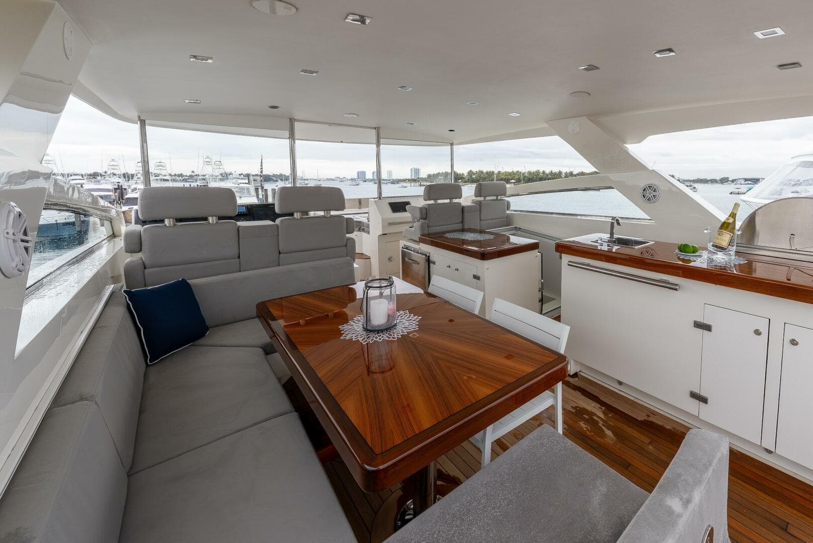 2012 Lazzara Yachts — photo 32