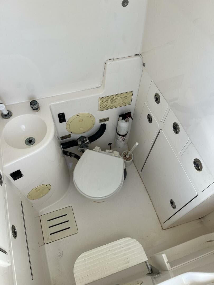 2006 Regulator 32 Center Console — photo 17