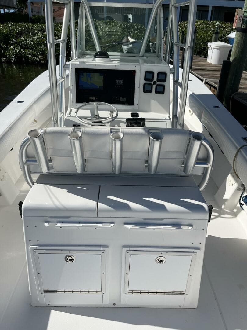 2006 Regulator 32 Center Console — photo 12