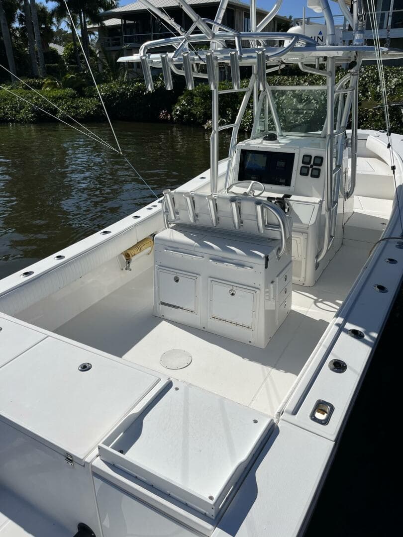 2006 Regulator 32 Center Console — photo 16