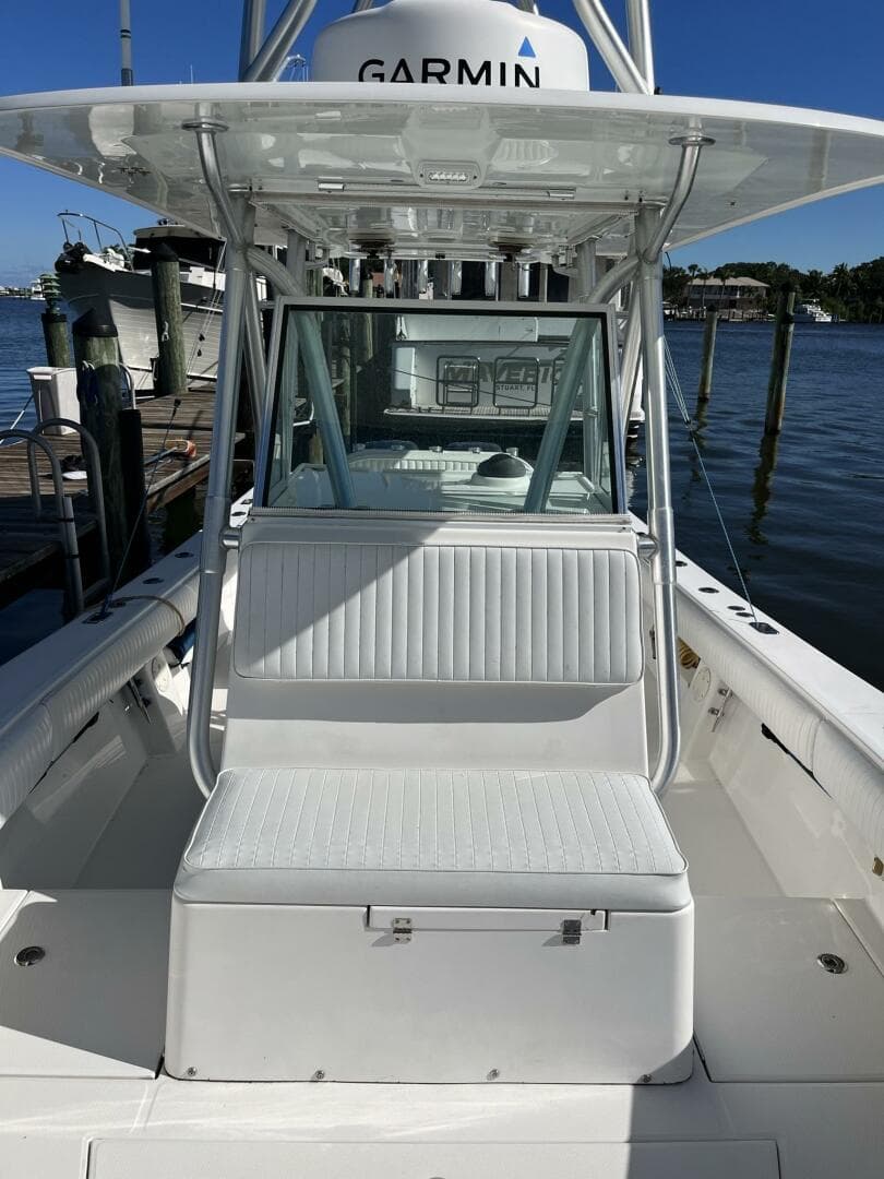 2006 Regulator 32 Center Console — photo 14