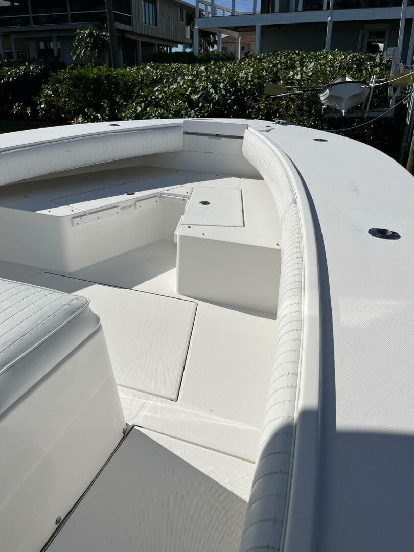 2006 Regulator 32 Center Console — photo 8