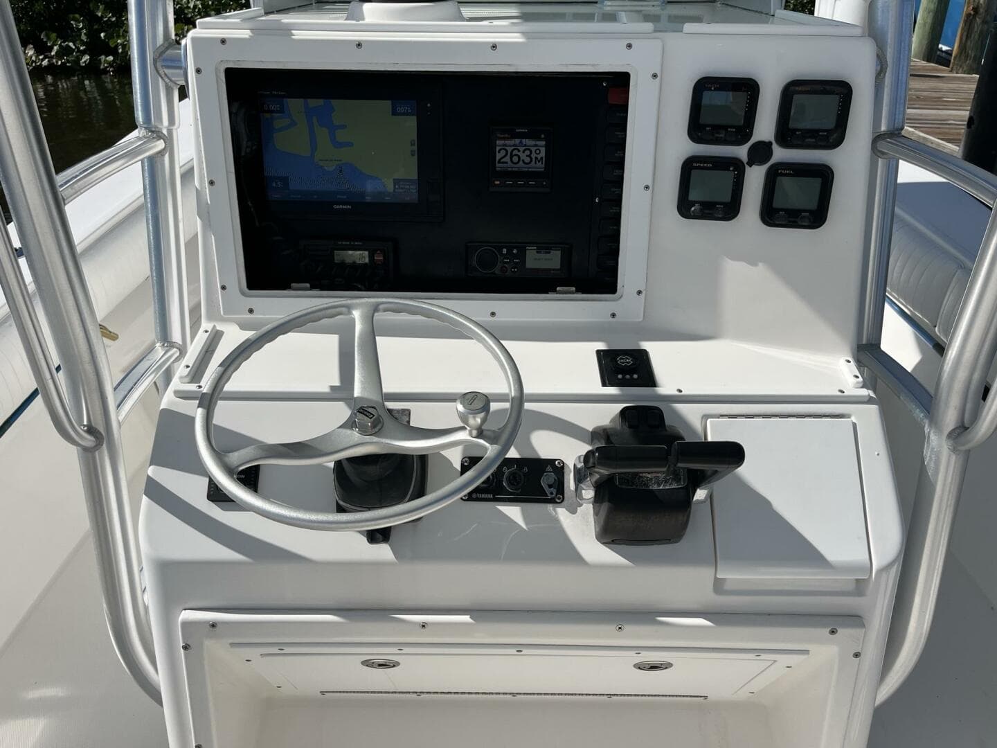 2006 Regulator 32 Center Console — photo 11