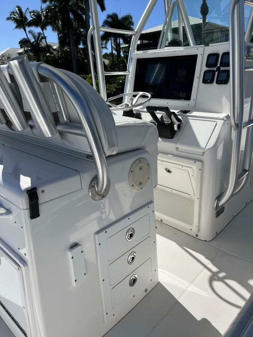 2006 Regulator 32 Center Console — photo 10