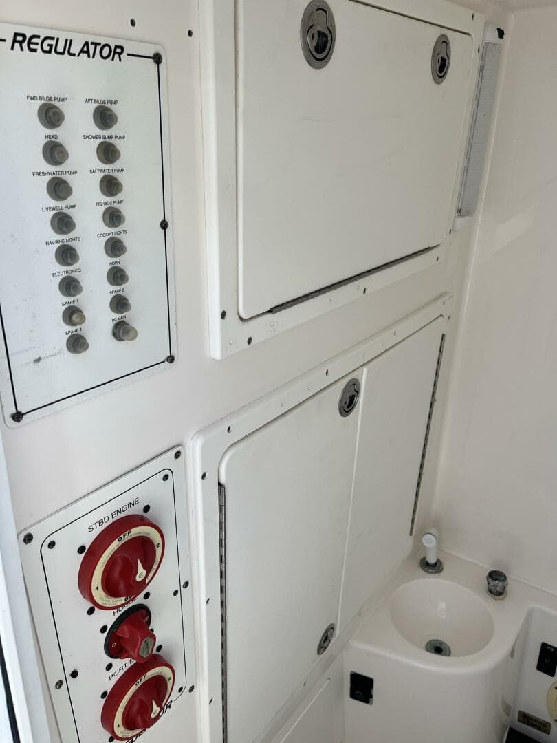 2006 Regulator 32 Center Console — photo 18