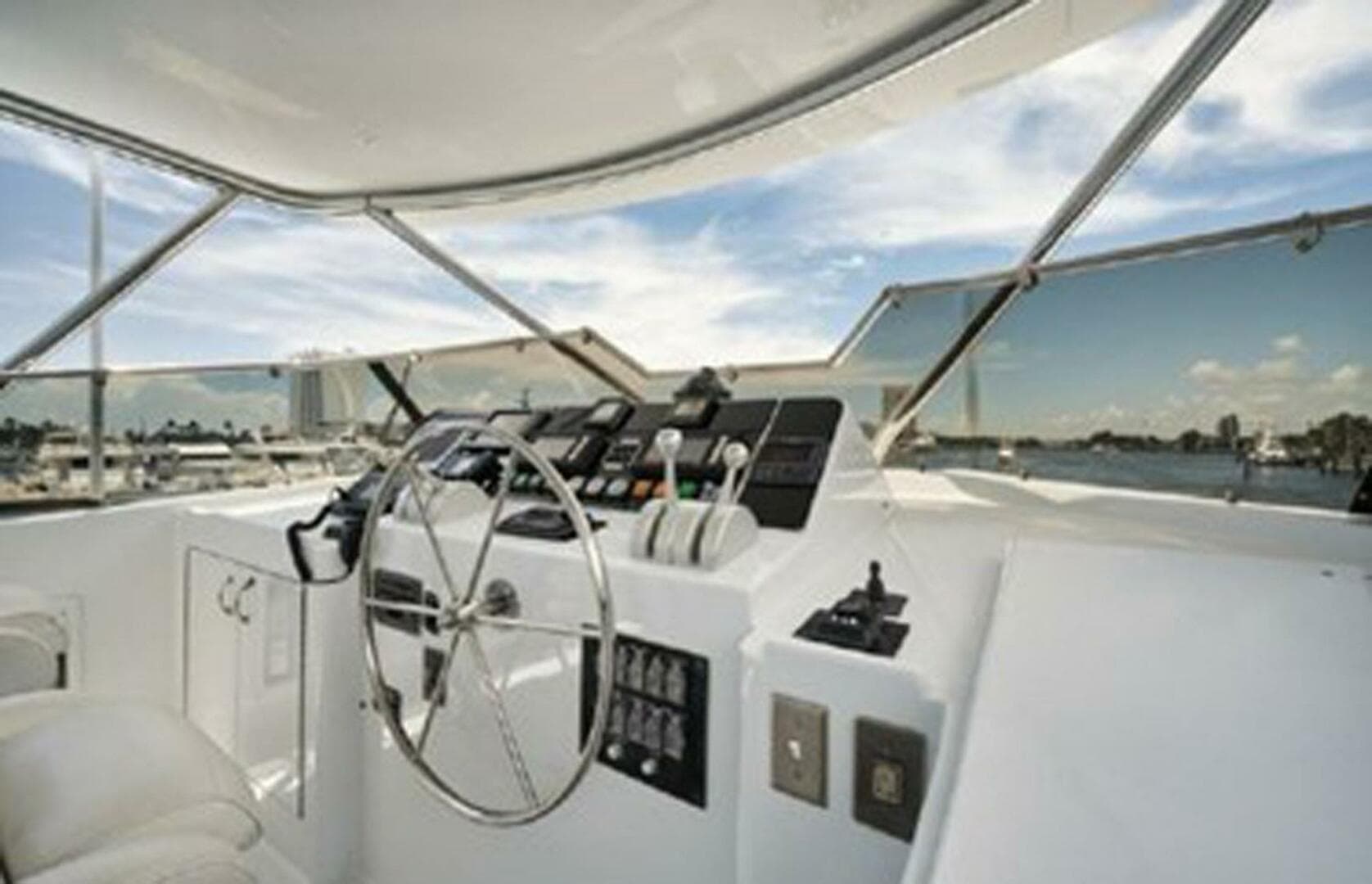 1998 Hatteras 74 Cockpit — photo 45