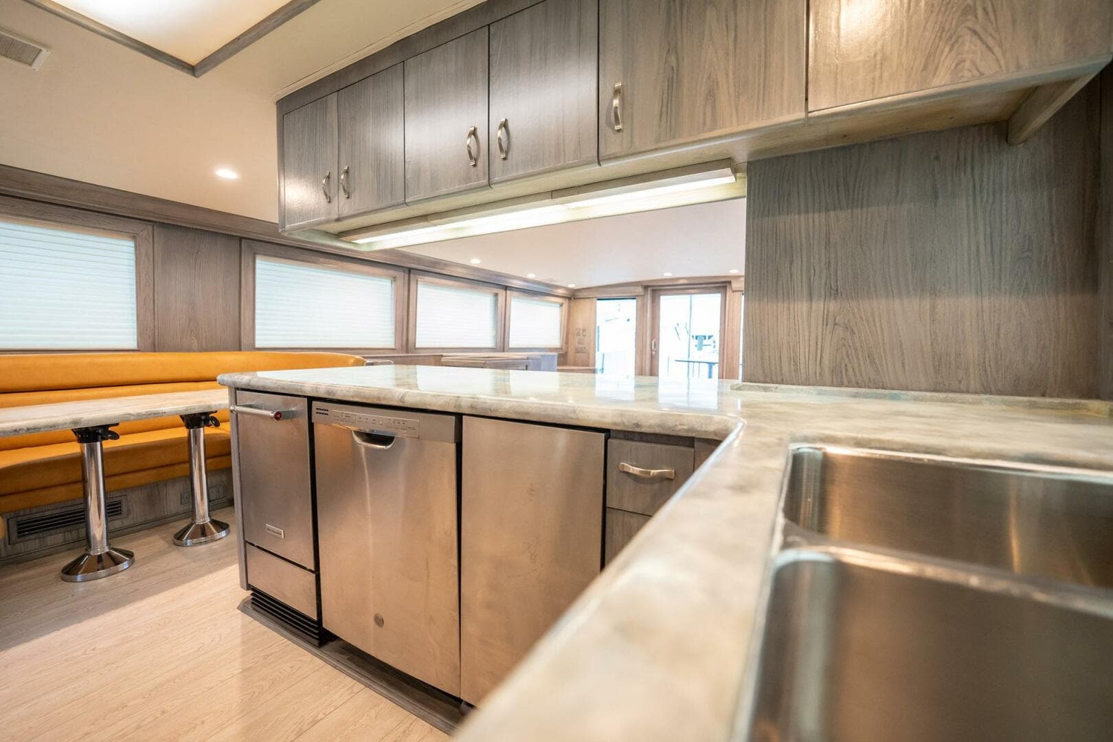 1998 Hatteras 74 Cockpit — photo 12