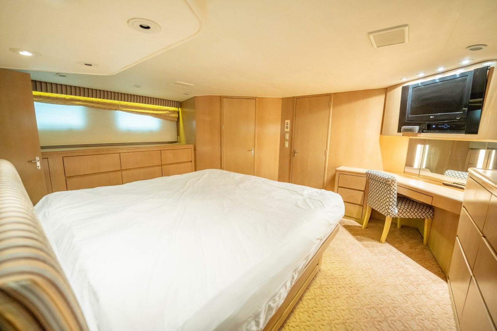 1998 Hatteras 74 Cockpit — photo 24