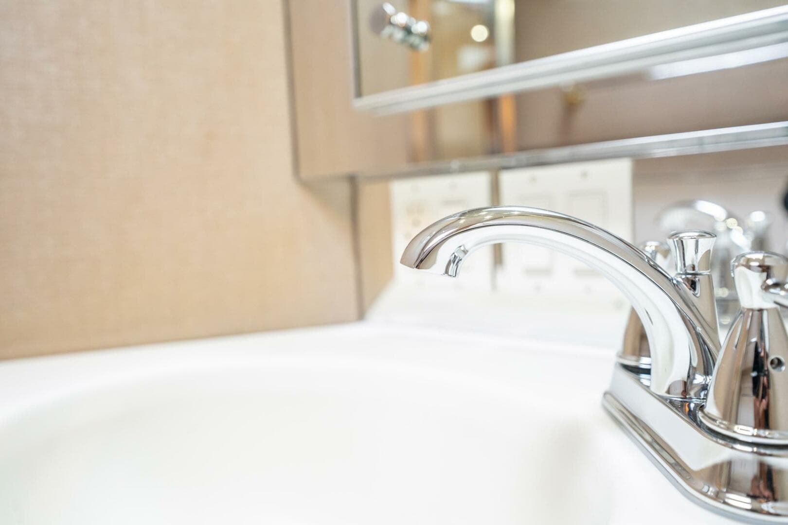 1998 Hatteras 74 Cockpit — photo 37