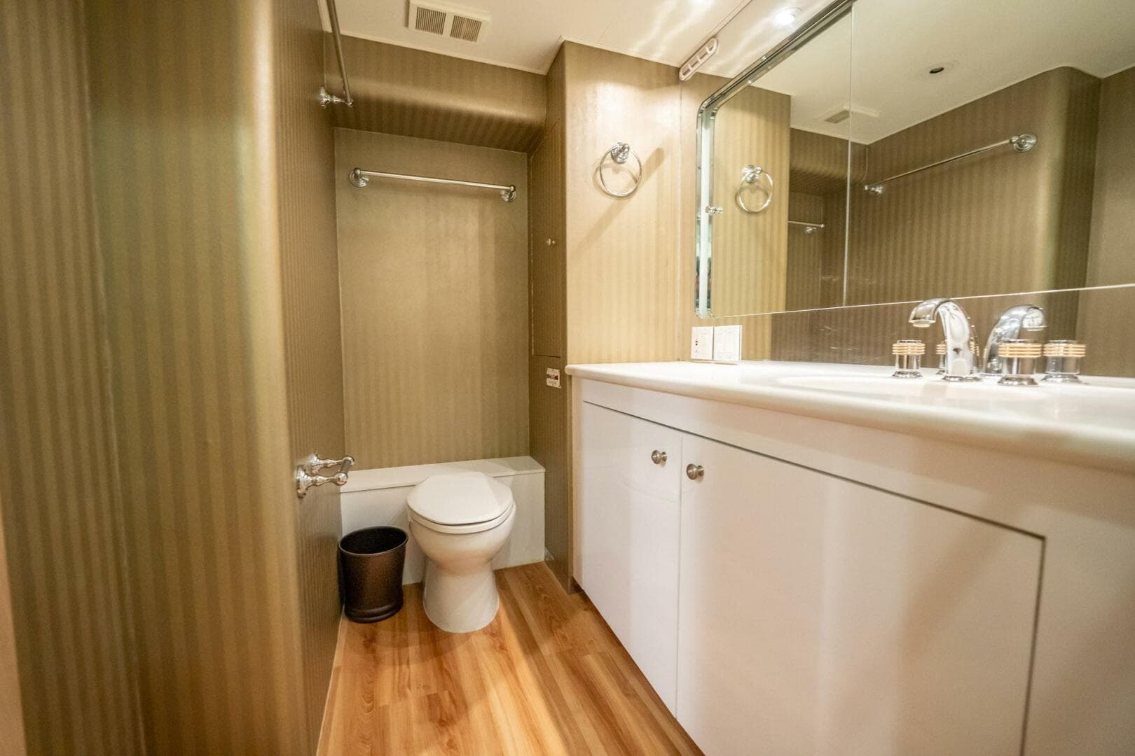 1998 Hatteras 74 Cockpit — photo 33