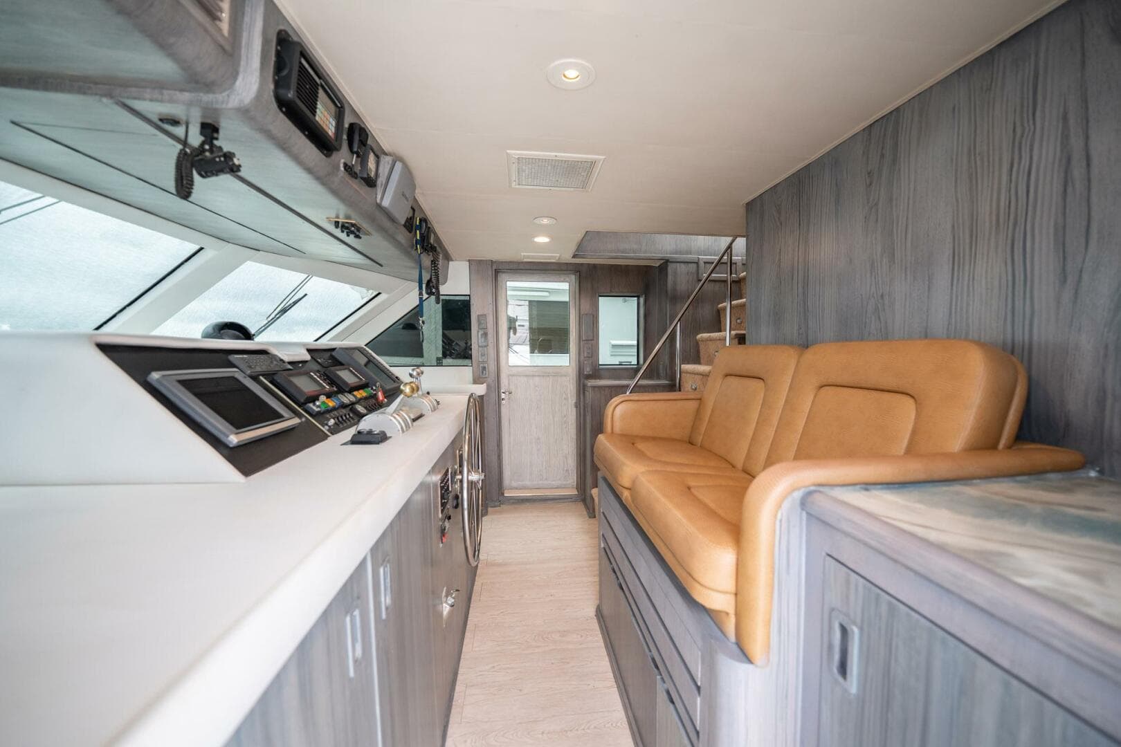 1998 Hatteras 74 Cockpit — photo 16