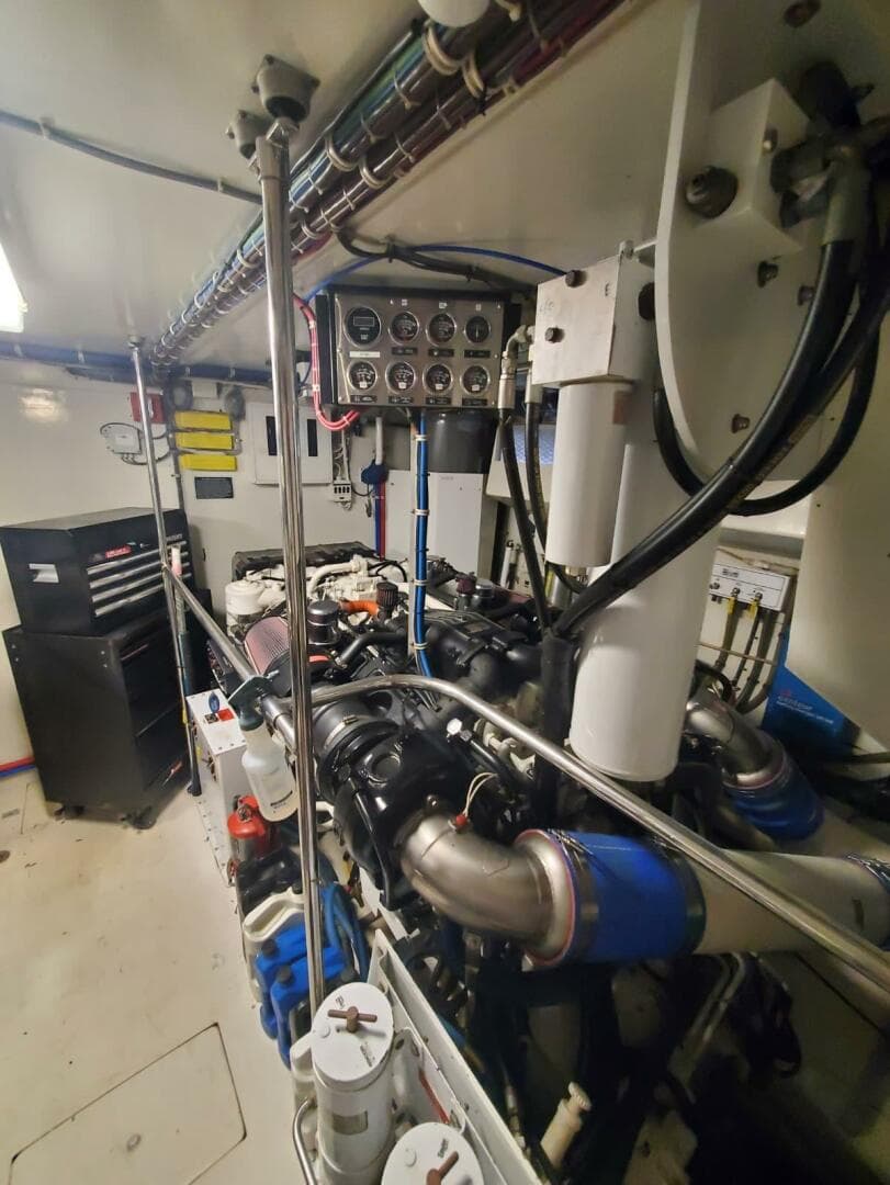 2000 Hatteras 75 Sport Deck — photo 25