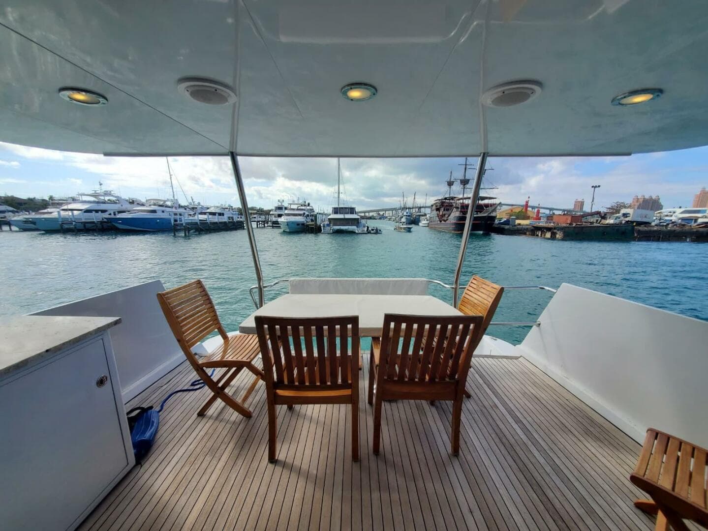 2000 Hatteras 75 Sport Deck — photo 16