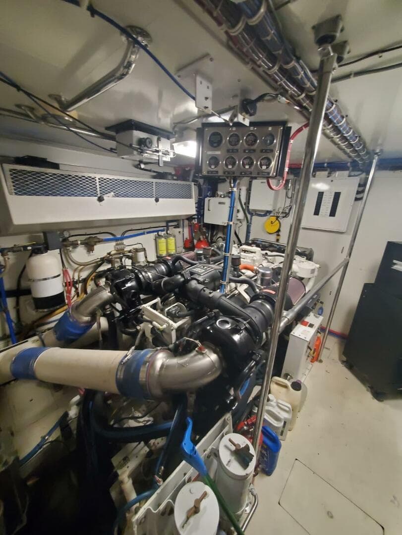 2000 Hatteras 75 Sport Deck — photo 23