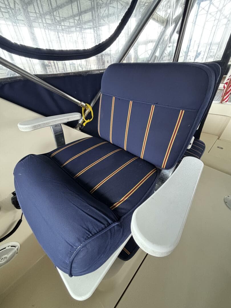 2004 Mainship Pilot 30 Rum Runner II — photo 22