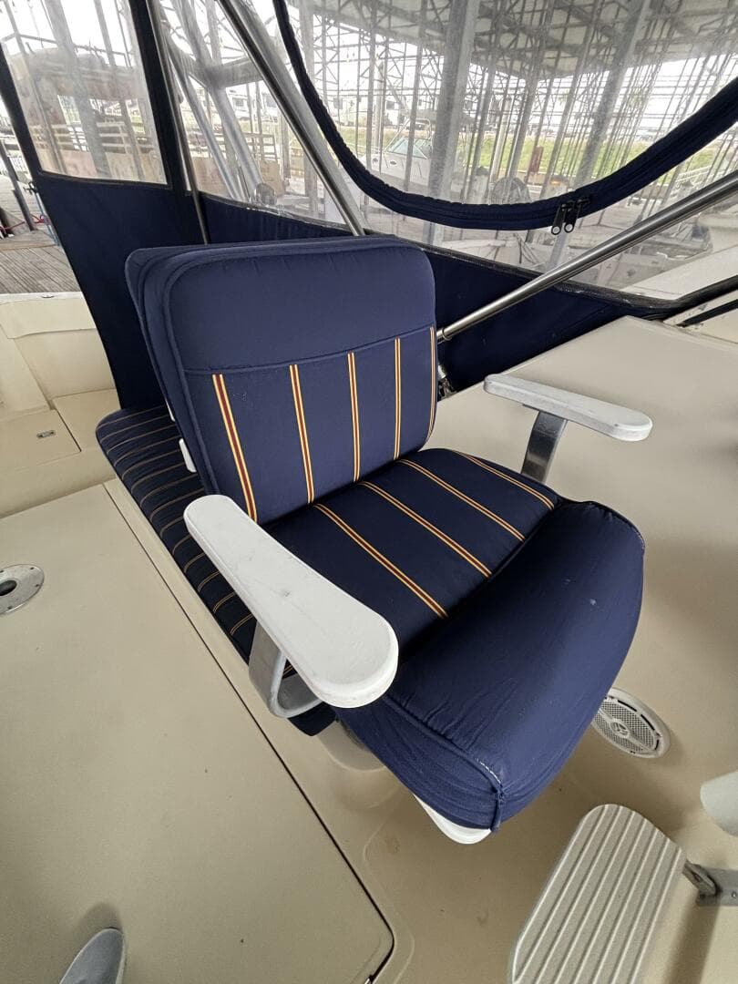 2004 Mainship Pilot 30 Rum Runner II — photo 21