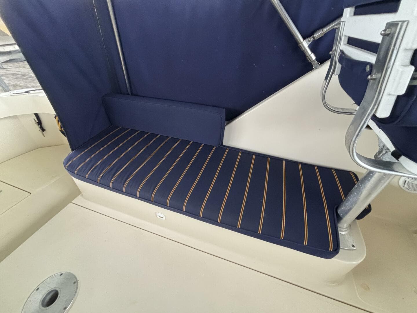 2004 Mainship Pilot 30 Rum Runner II — photo 24