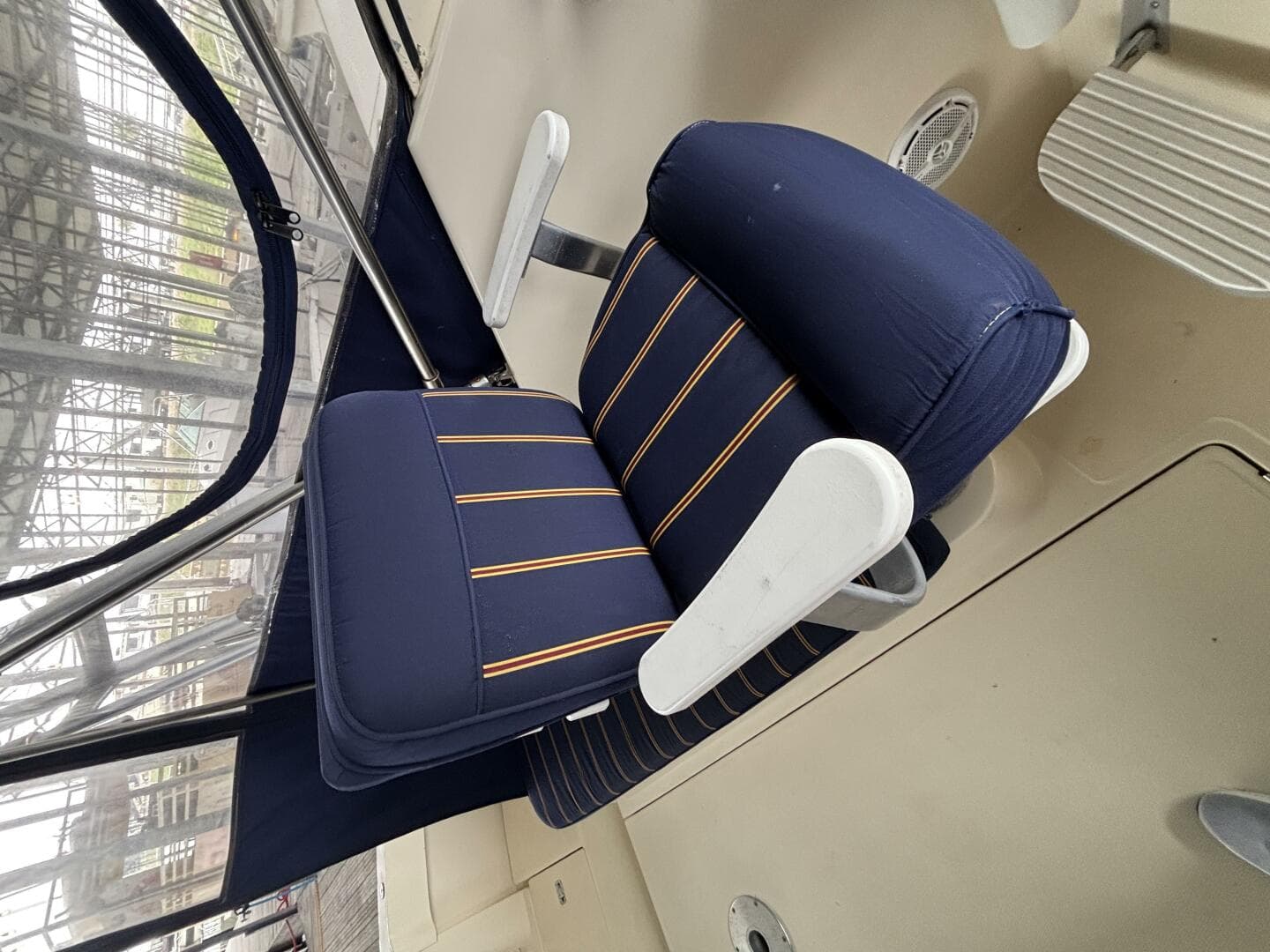 2004 Mainship Pilot 30 Rum Runner II — photo 23