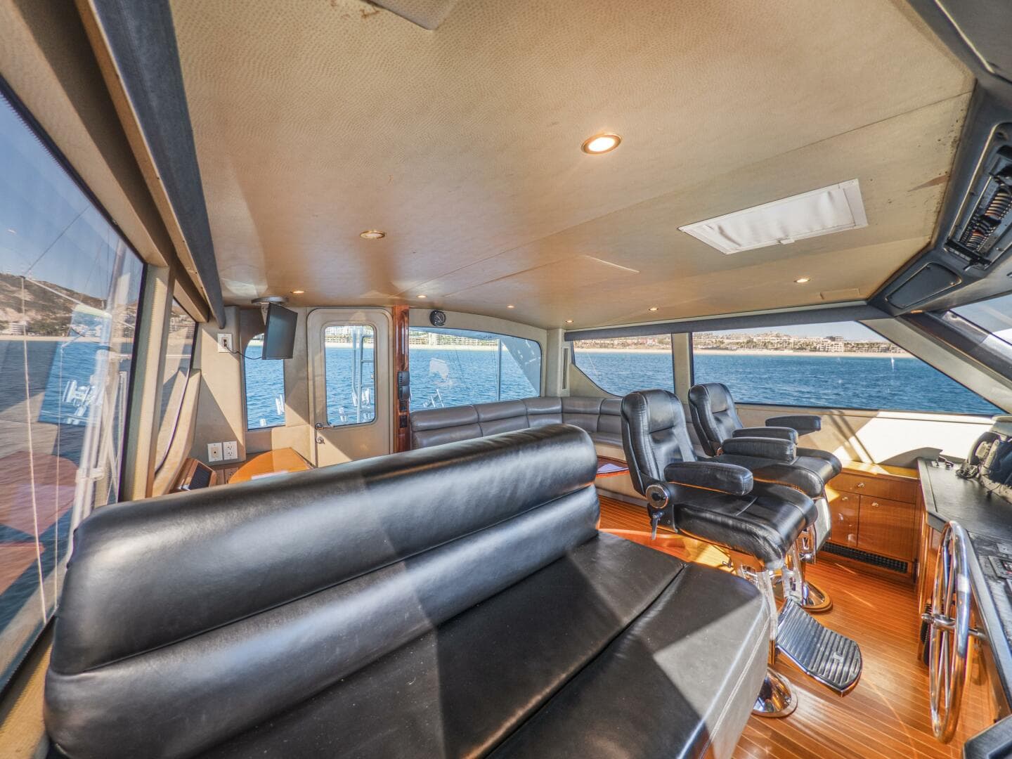 2003 Viking 65 Enclosed Bridge — photo 22