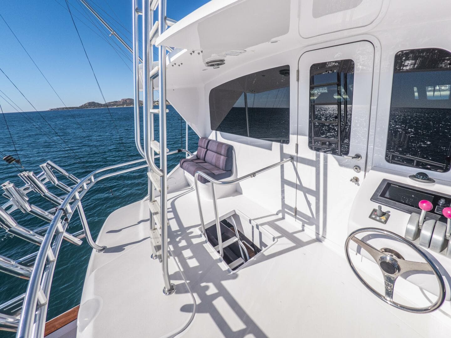 2003 Viking 65 Enclosed Bridge — photo 5