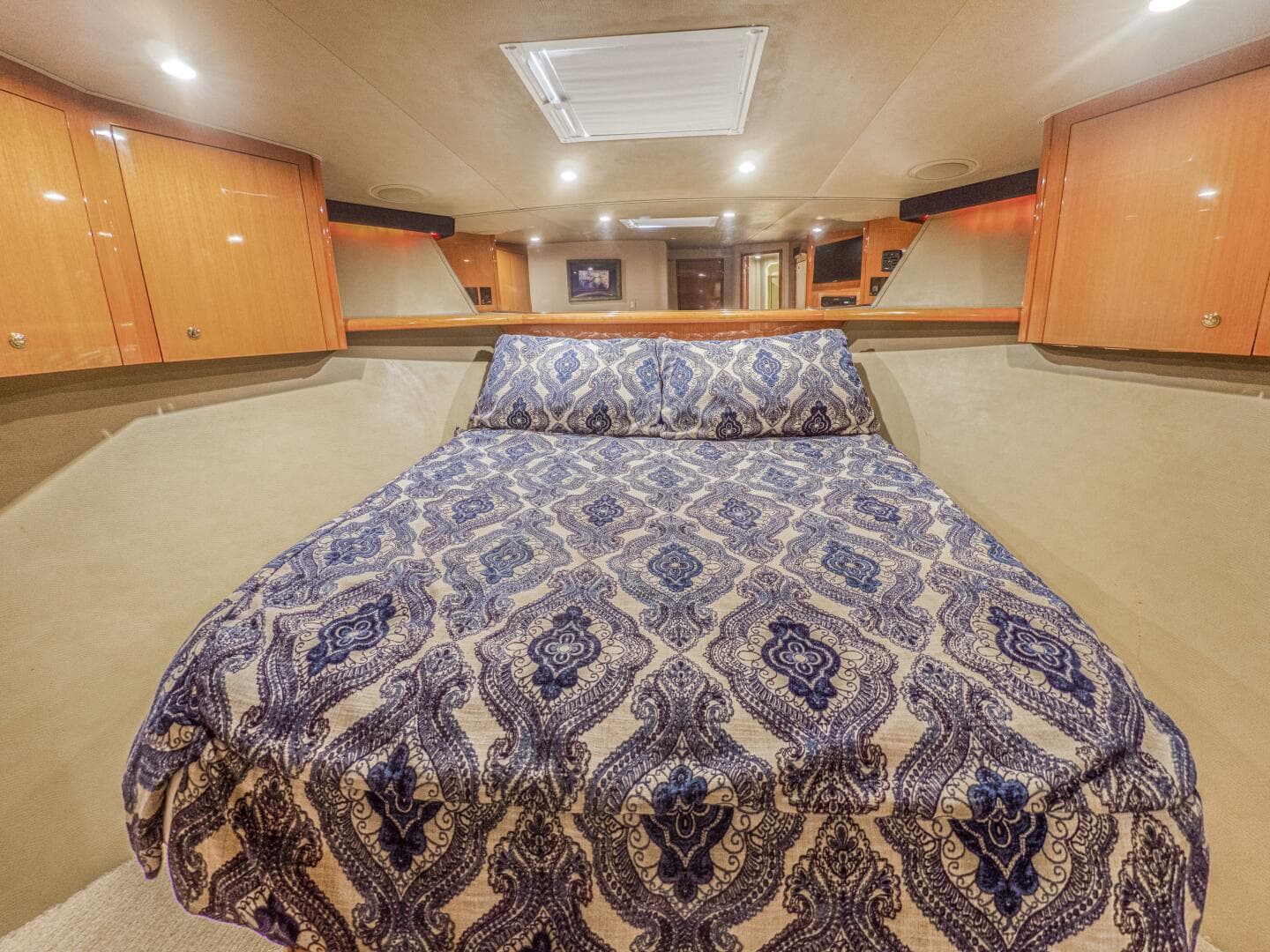 2003 Viking 65 Enclosed Bridge — photo 19