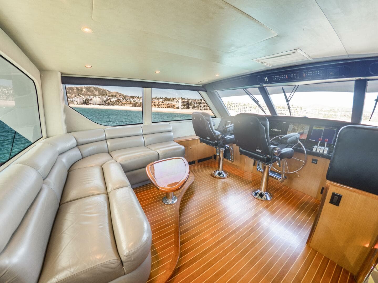 2003 Viking 65 Enclosed Bridge — photo 7