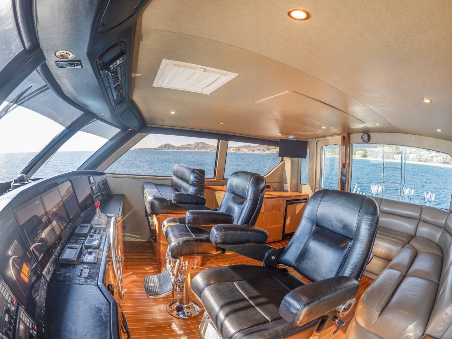 2003 Viking 65 Enclosed Bridge — photo 21