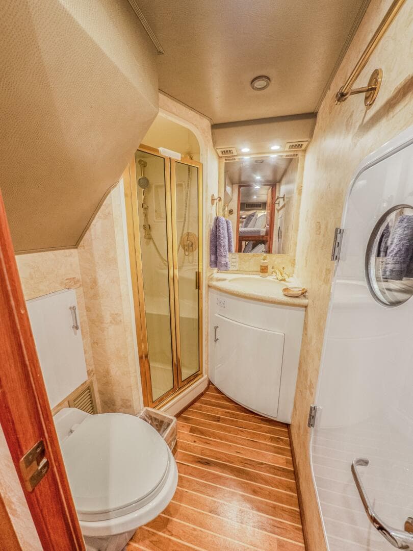 2003 Viking 65 Enclosed Bridge — photo 12