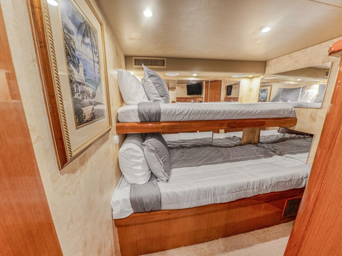 2003 Viking 65 Enclosed Bridge — photo 11