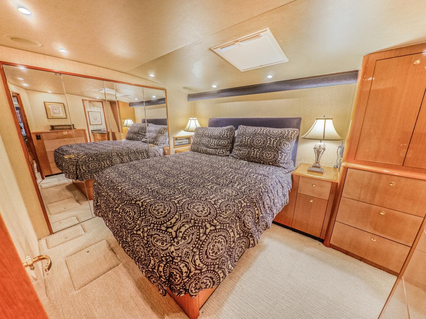 2003 Viking 65 Enclosed Bridge — photo 16