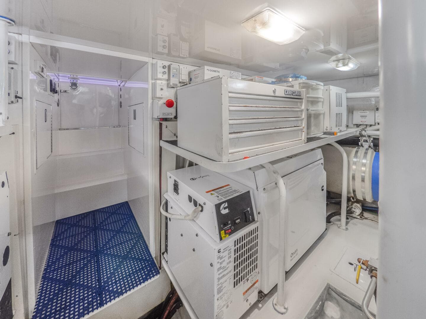 2003 Viking 65 Enclosed Bridge — photo 27