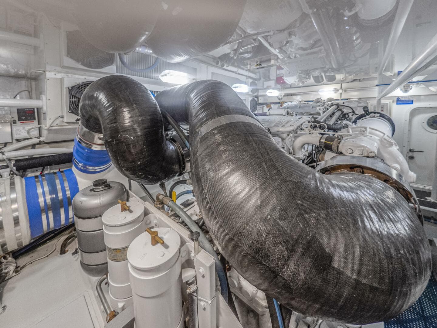 2003 Viking 65 Enclosed Bridge — photo 24