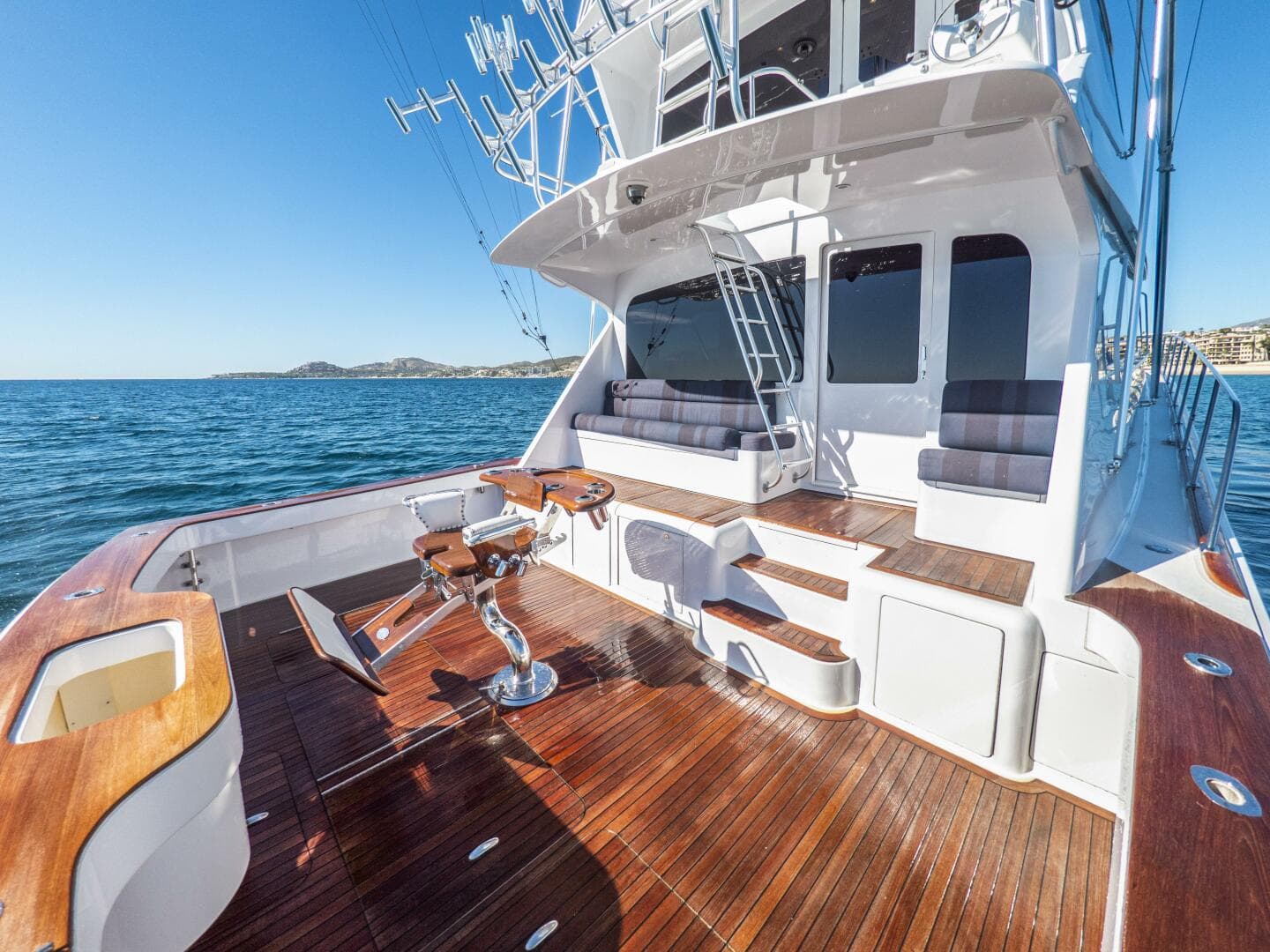 2003 Viking 65 Enclosed Bridge — photo 4