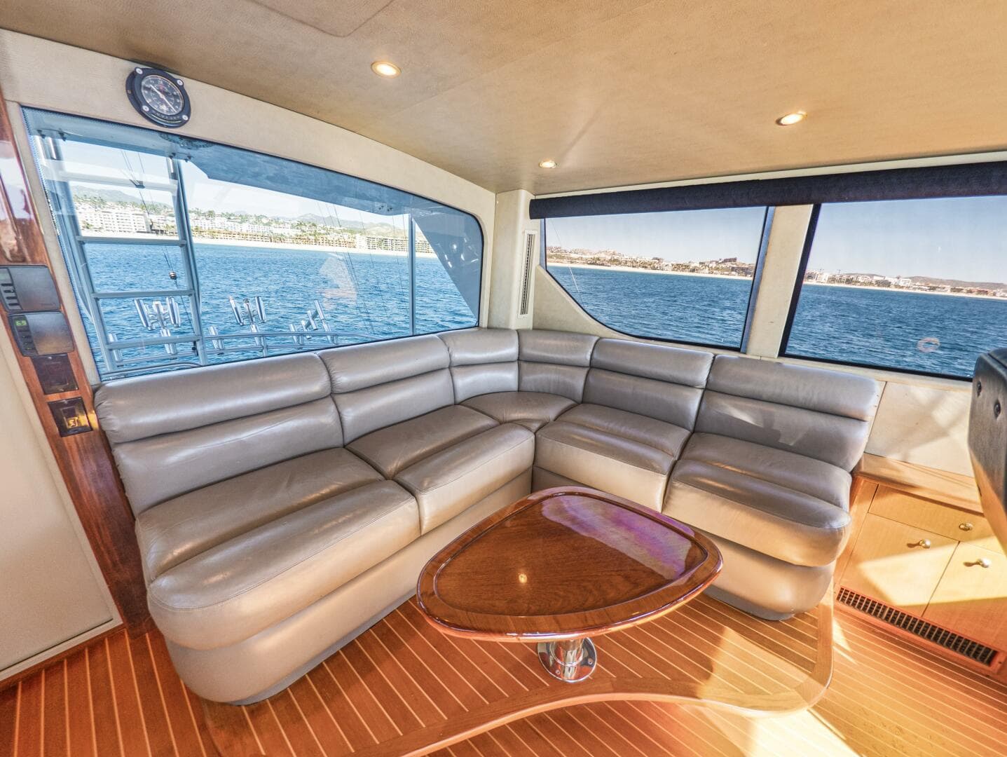 2003 Viking 65 Enclosed Bridge — photo 6