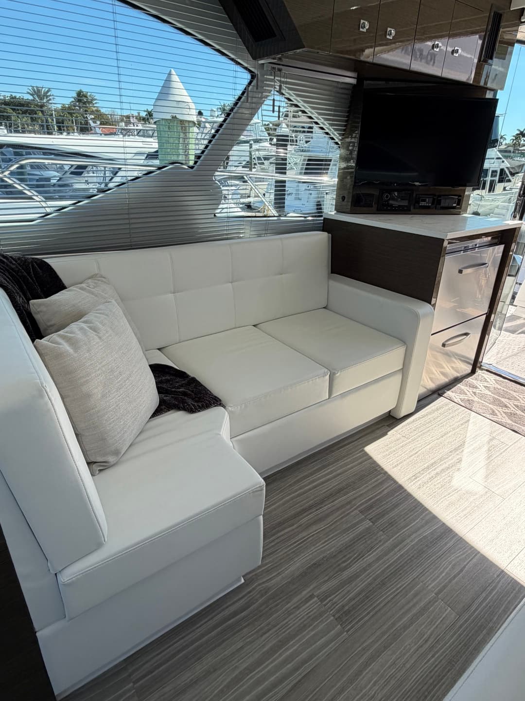 2020 Cruisers Yachts 50 Cantius — photo 8