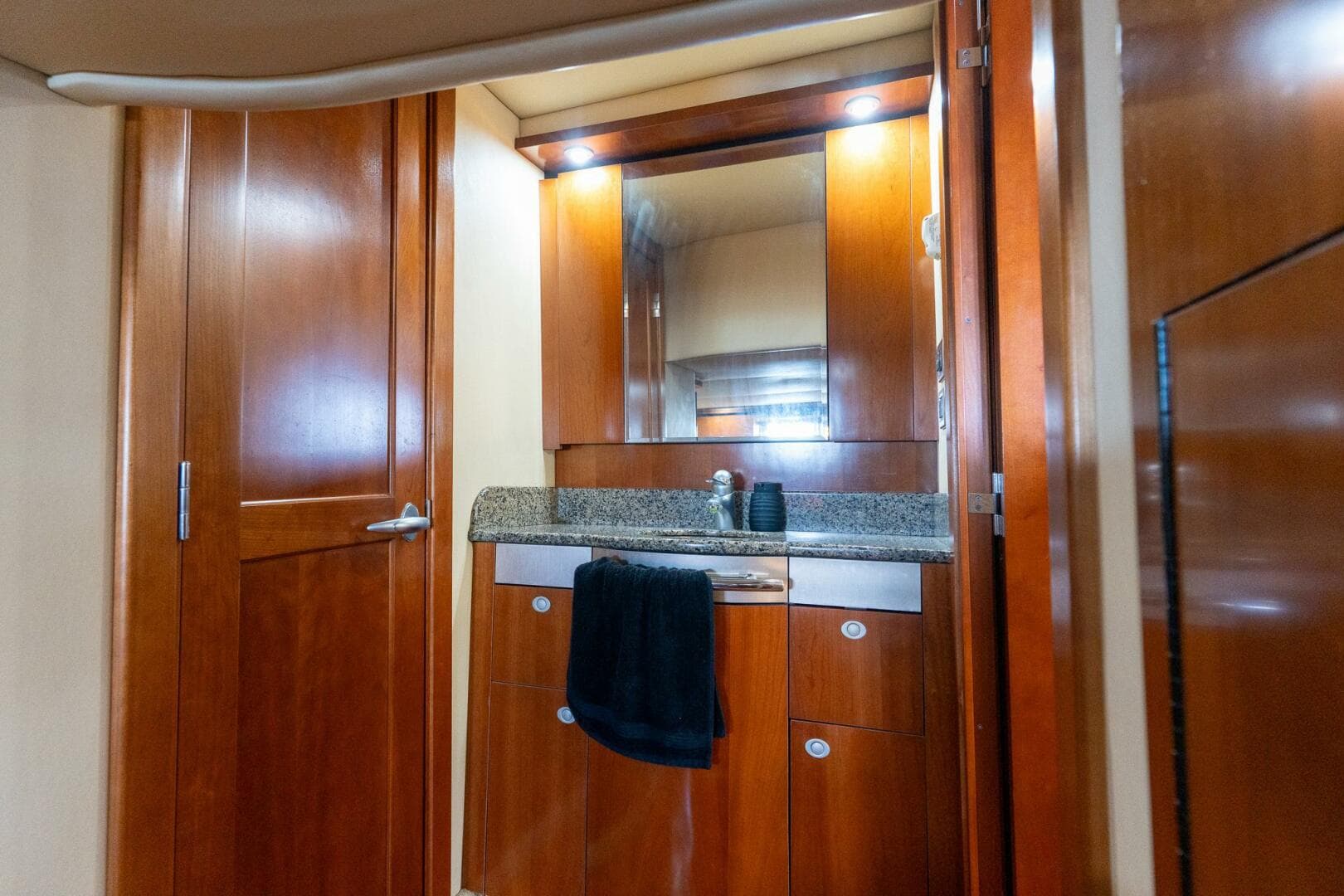 2005 Sea Ray 48 Sundancer — photo 43