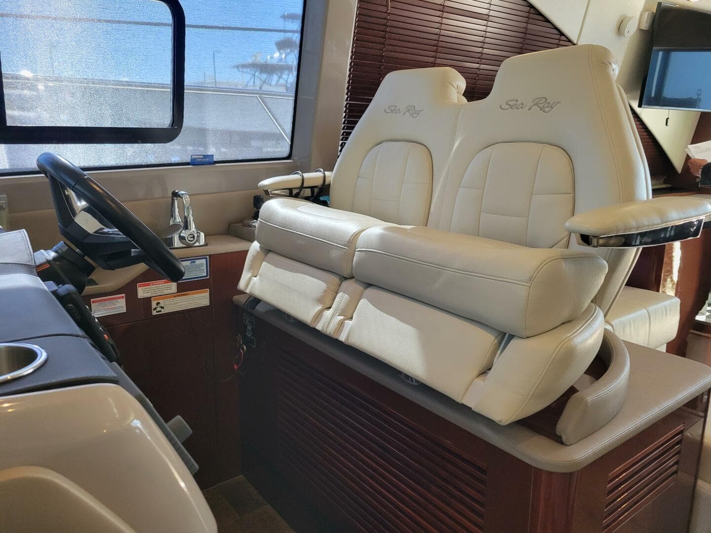 2017 Sea Ray 460 Sundancer — photo 8