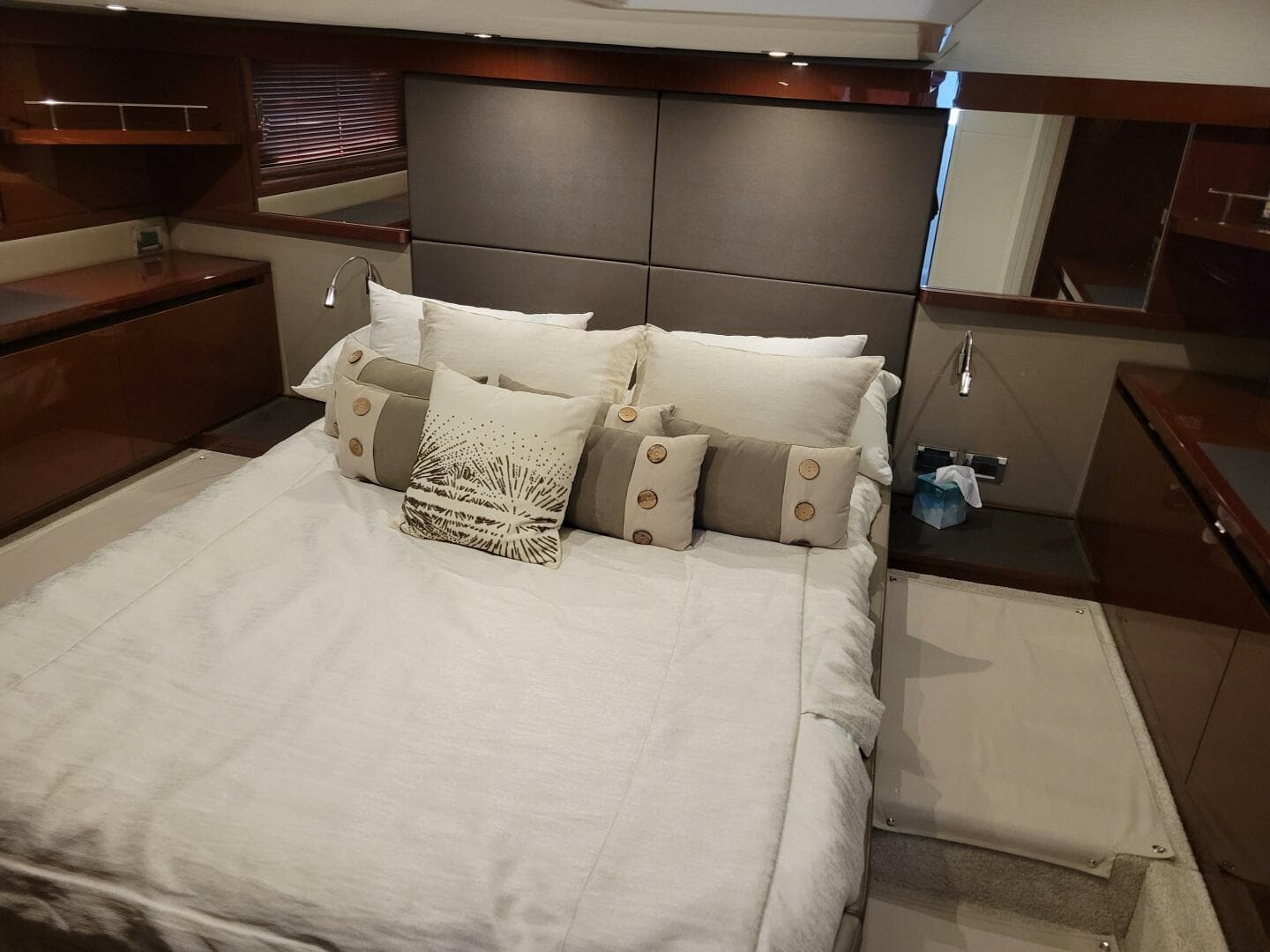 2017 Sea Ray 460 Sundancer — photo 23