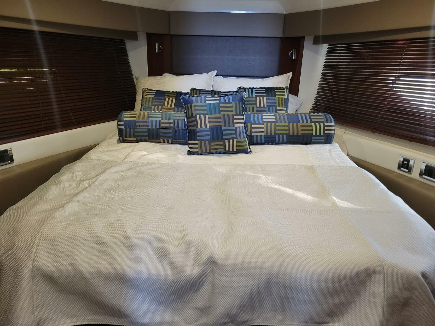 2017 Sea Ray 460 Sundancer — photo 18