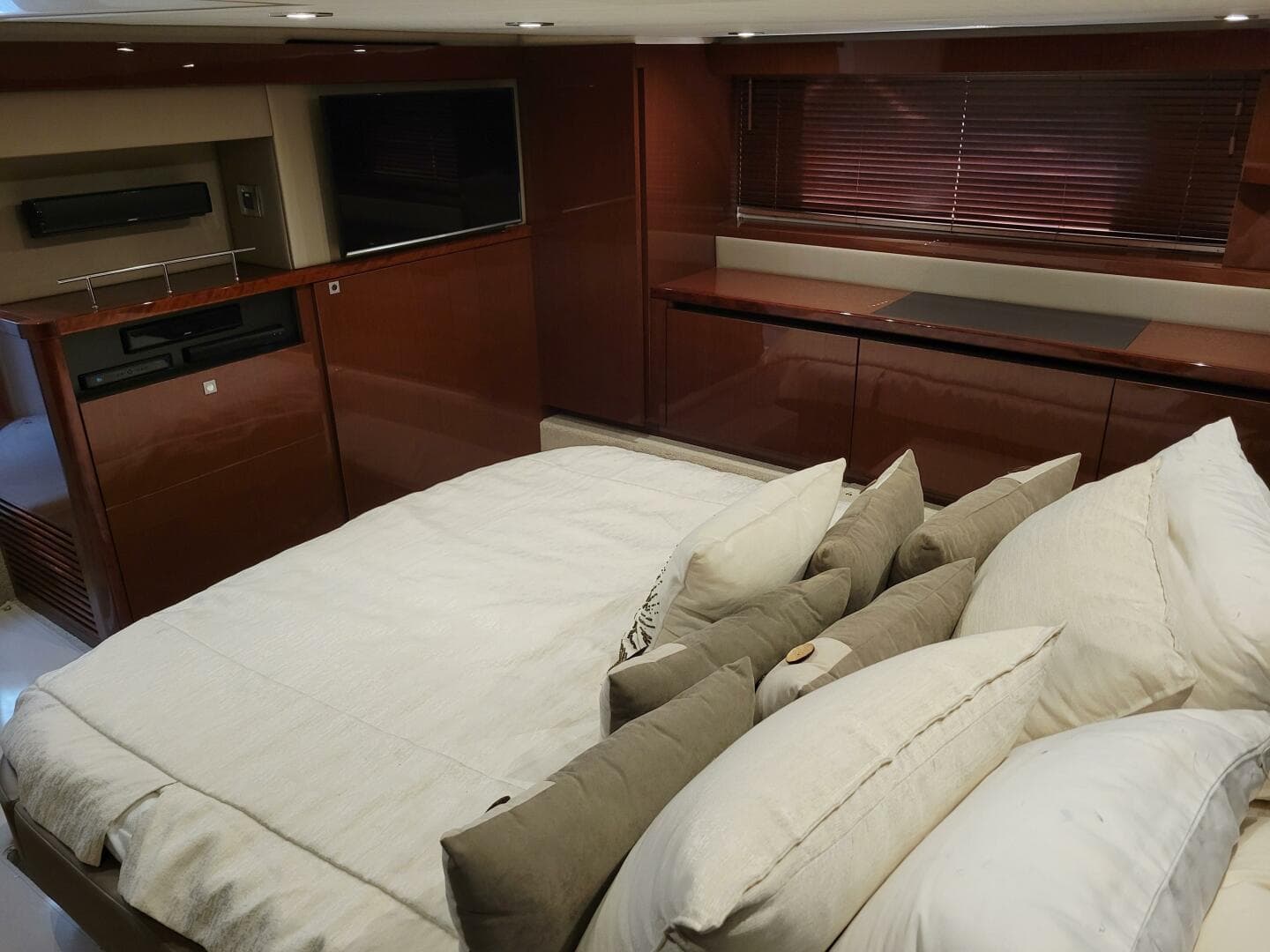 2017 Sea Ray 460 Sundancer — photo 24