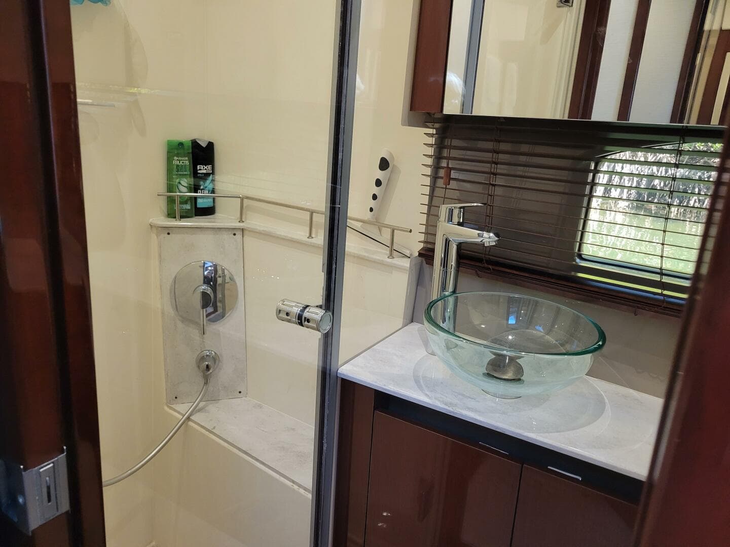 2017 Sea Ray 460 Sundancer — photo 26