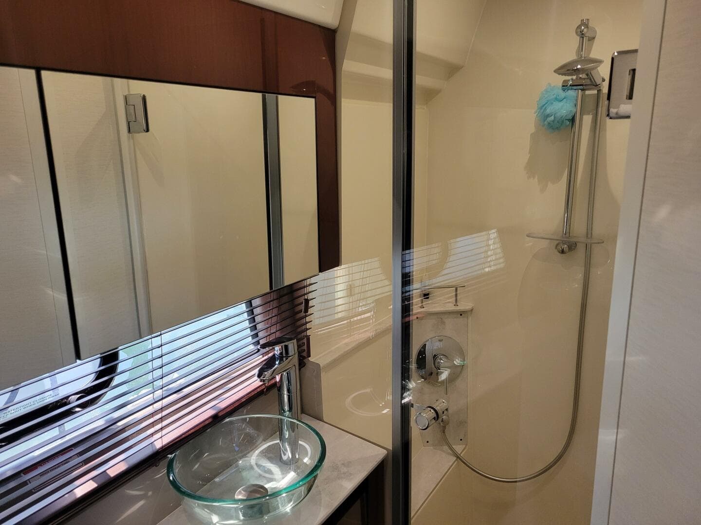 2017 Sea Ray 460 Sundancer — photo 22