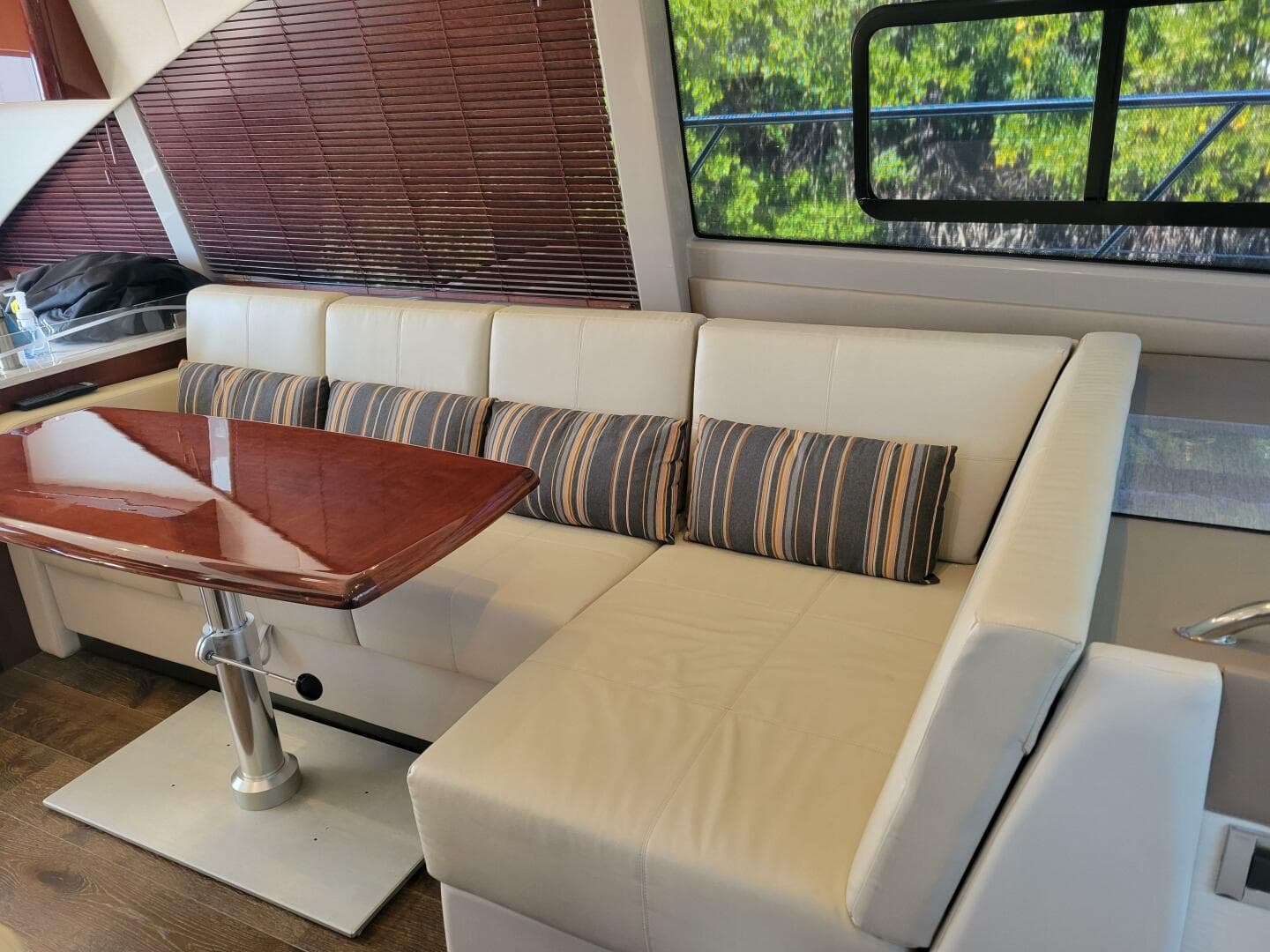 2017 Sea Ray 460 Sundancer — photo 10