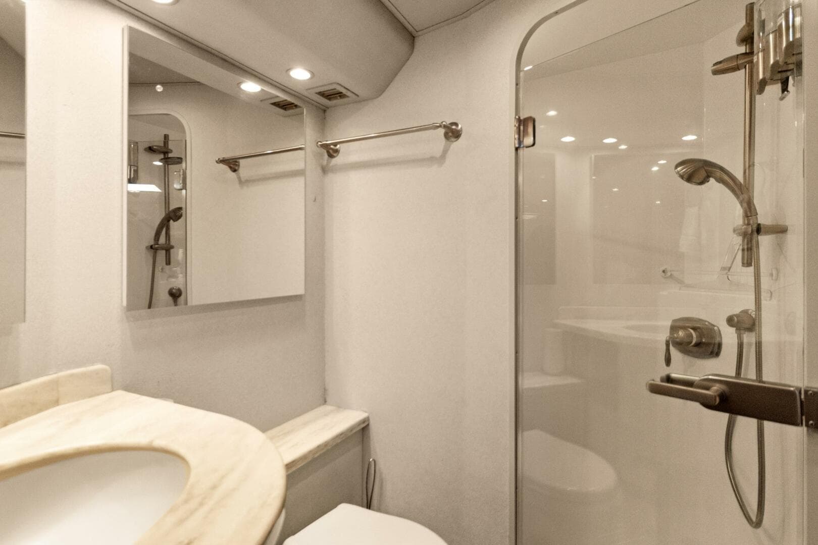 2015 Viking 46 Convertible — photo 15