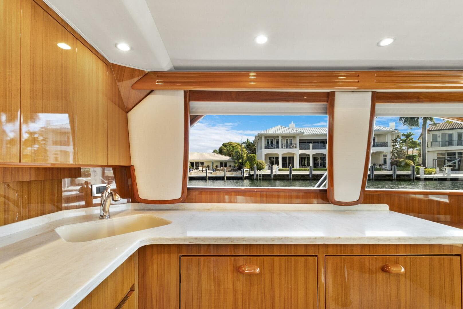 2015 Viking 46 Convertible — photo 9