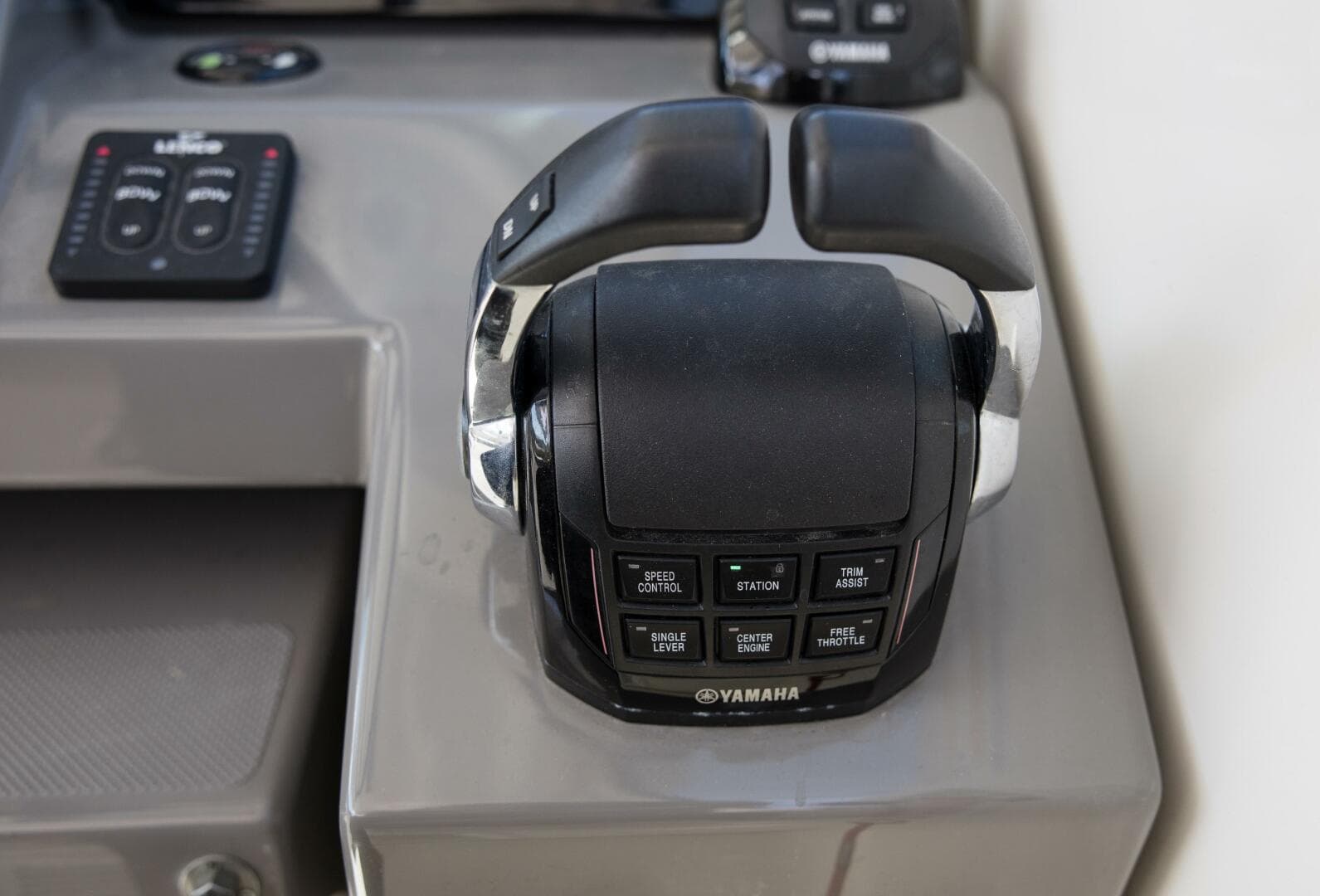 2019 Pursuit DC 325 Dual Console — photo 5