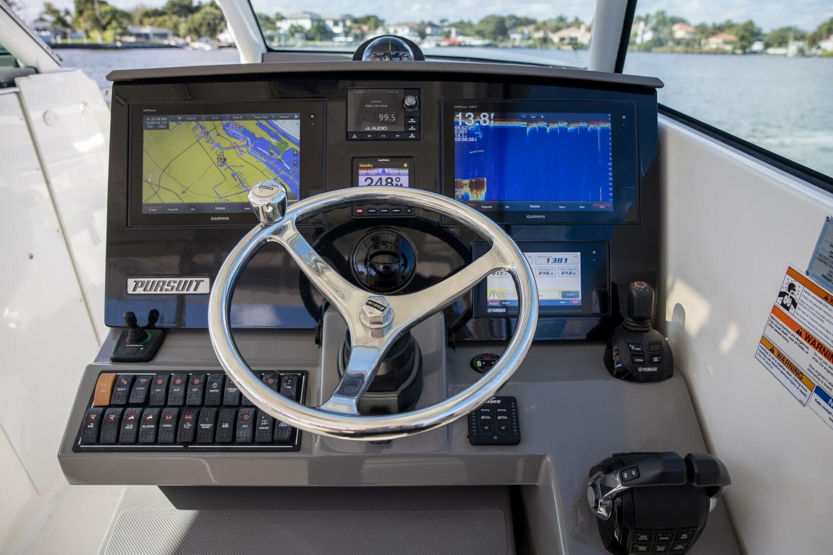 2019 Pursuit DC 325 Dual Console — photo 4