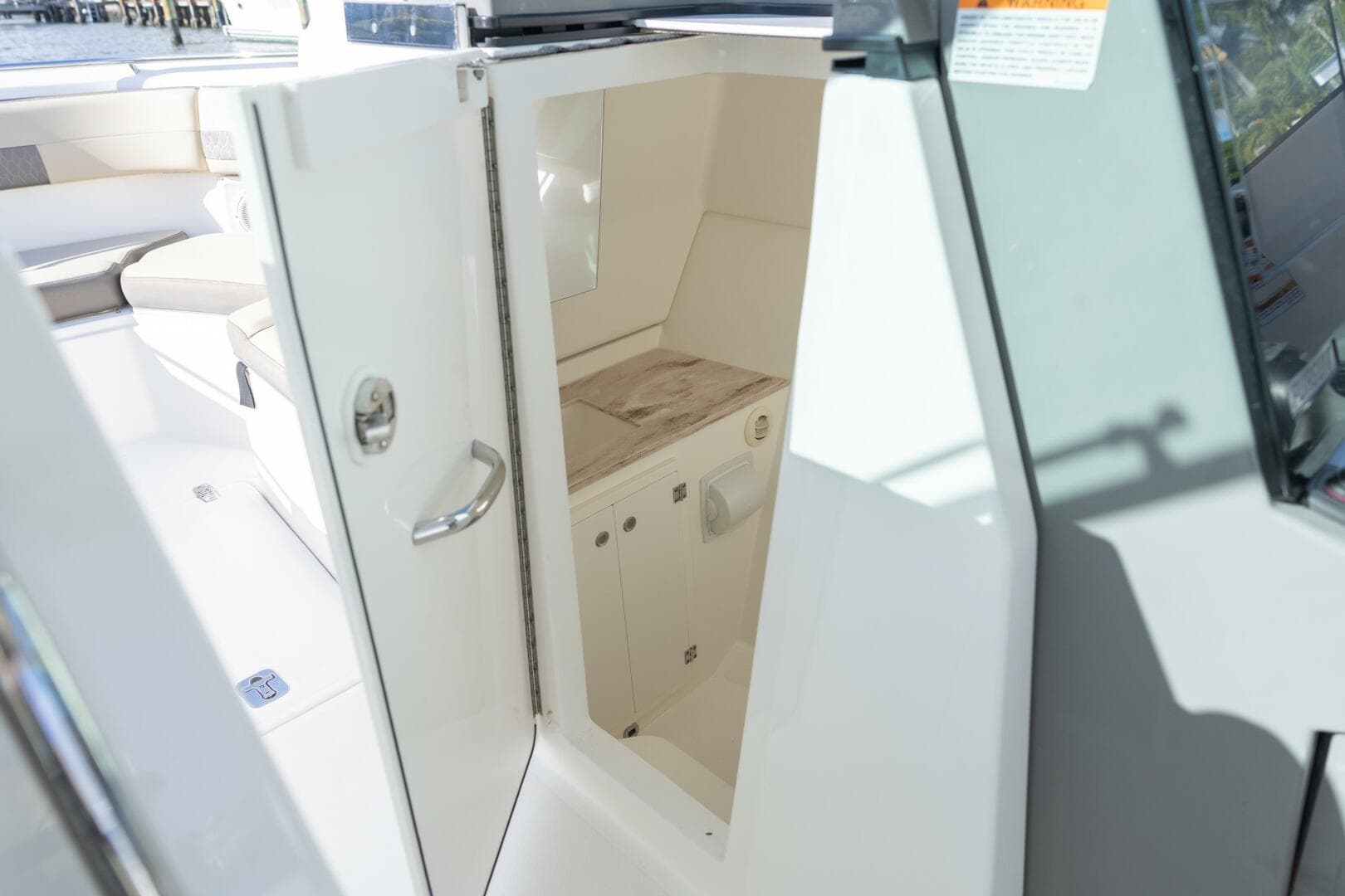 2019 Pursuit DC 325 Dual Console — photo 12