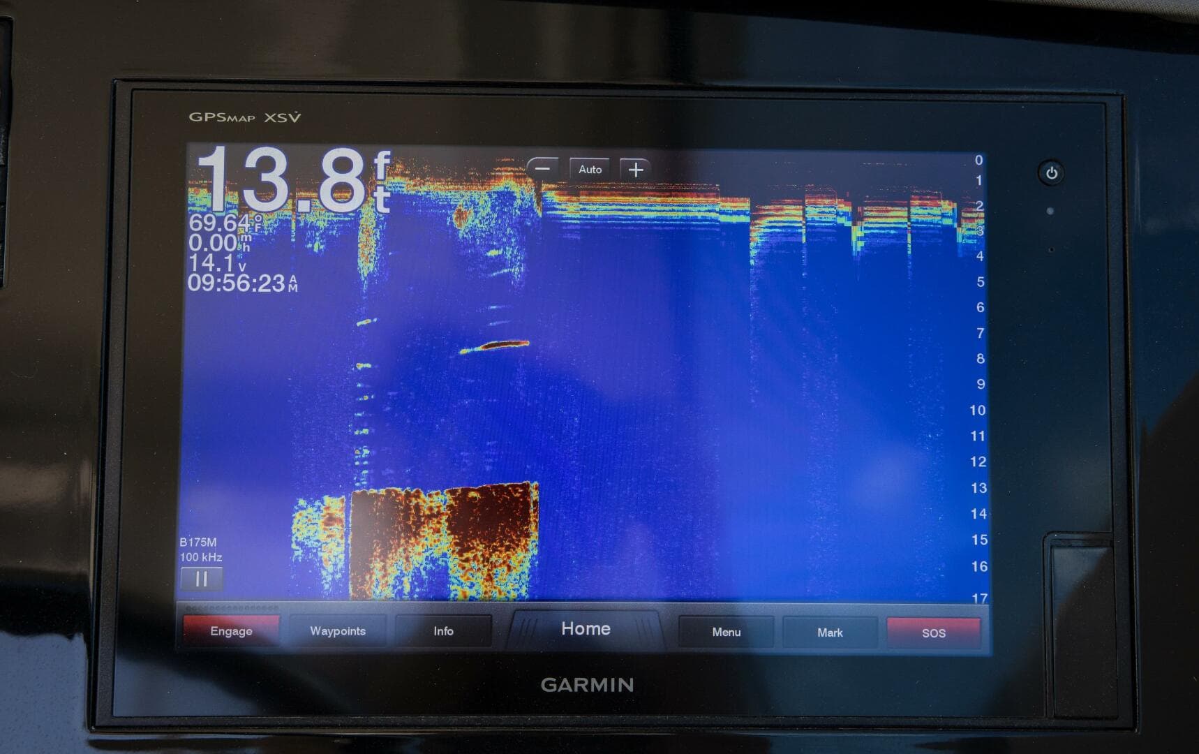 2019 Pursuit DC 325 Dual Console — photo 7