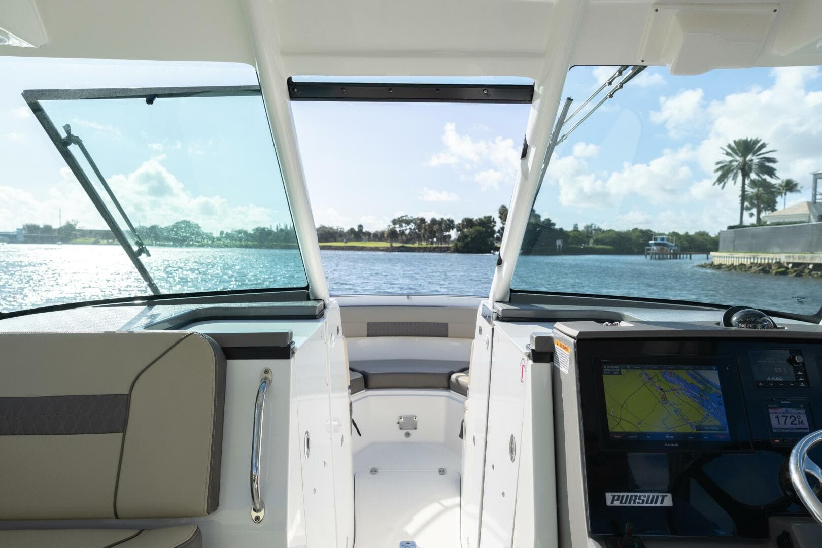 2019 Pursuit DC 325 Dual Console — photo 8